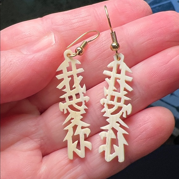 Vintage Carved Bone Horn Chinese Character Calligraphy Dangle Earrings - Picture 3 of 3